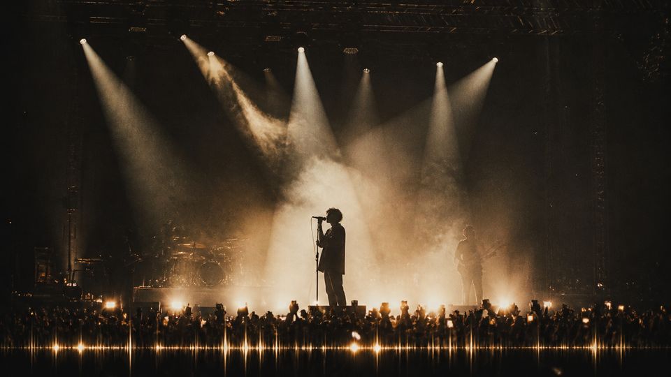 Escena de video musical en escenario en vivo con iluminación dramática